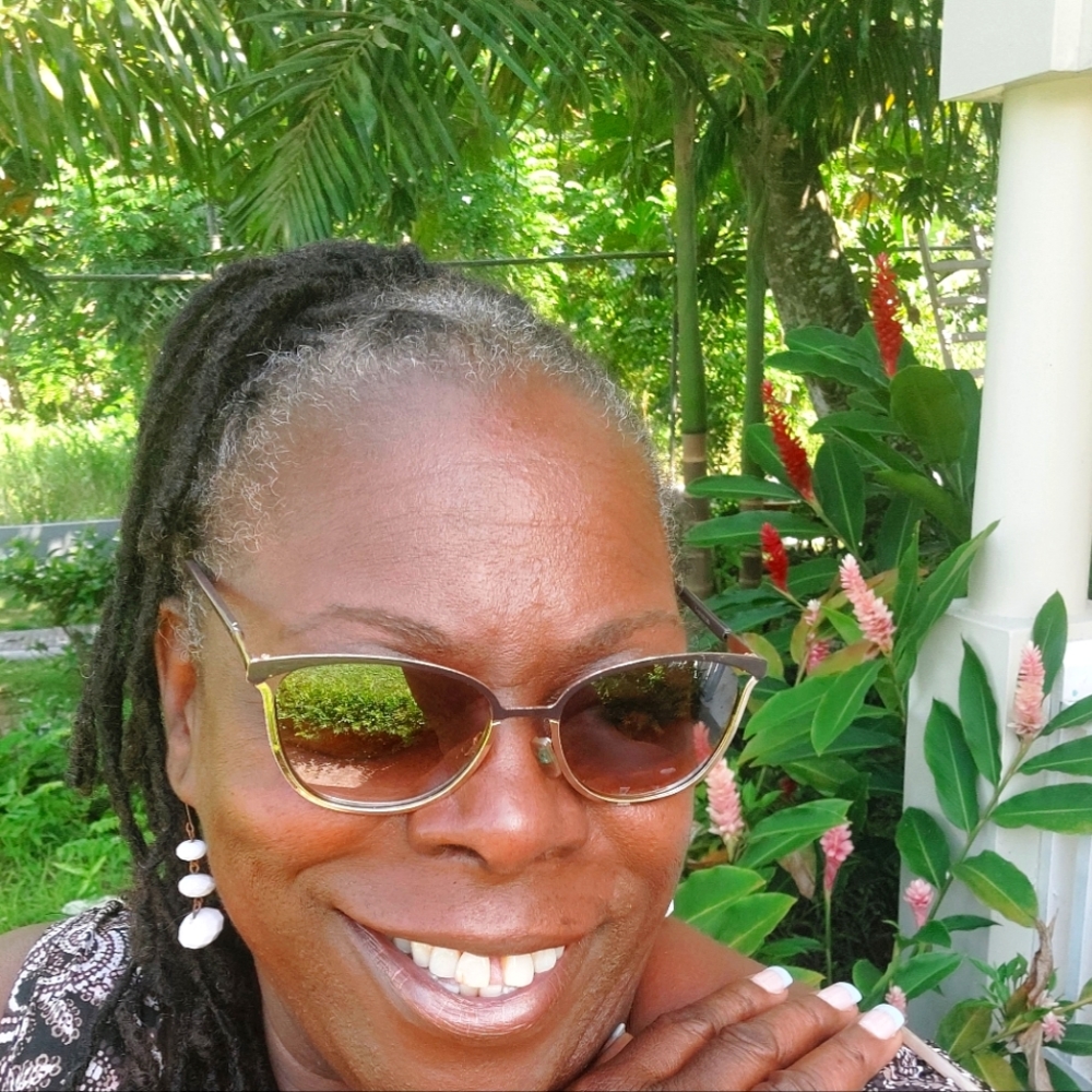 Flo's Closet. Luxury For Less. New & Pre Owned Apparel For All Occasions